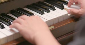 denuncia por tocar el piano