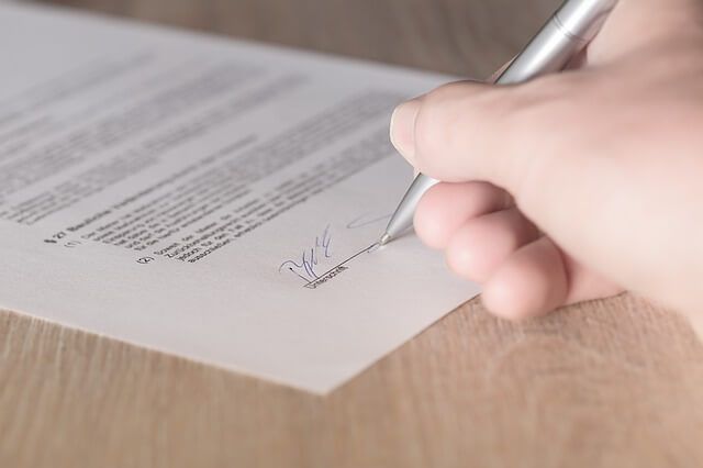 Antes de firmar un contrato de compra-venta: ¿en qué debes fijarte?