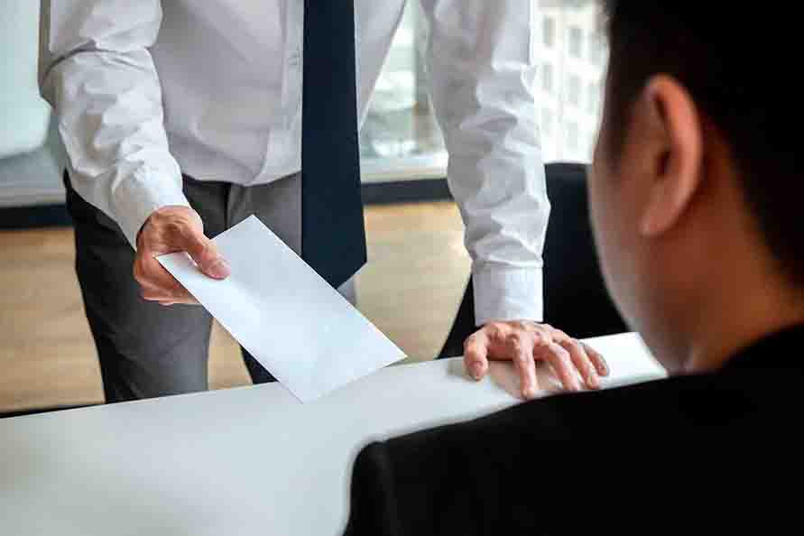 Abogado especialista en despidos asesorando a un cliente.