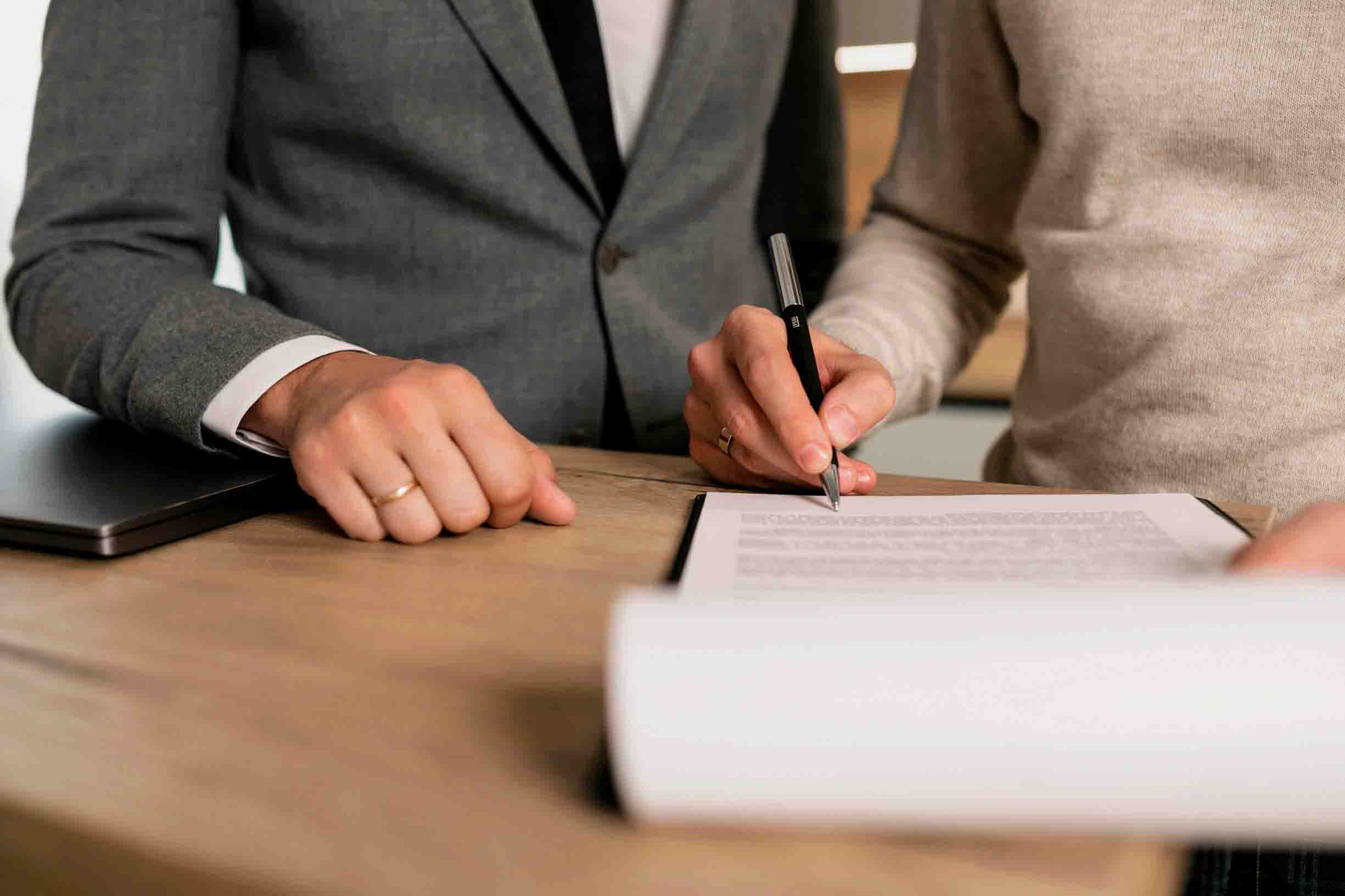 Empleado revisando documentos para solicitar una excedencia.