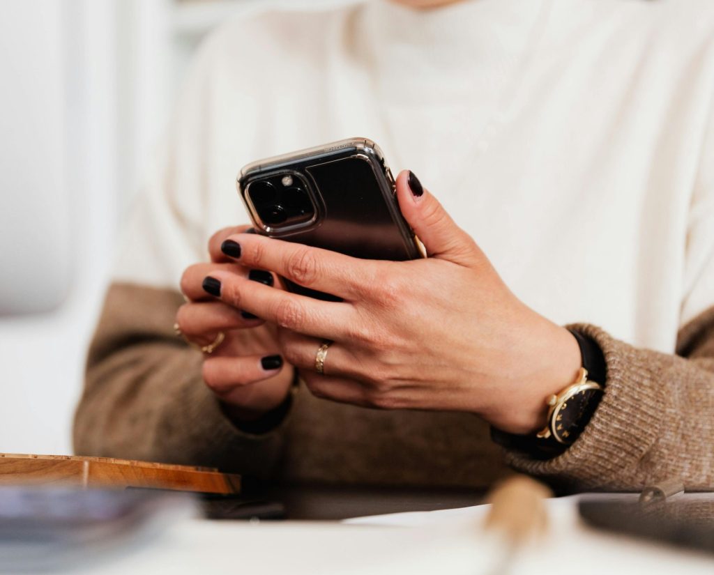 delito-espiar-móvil